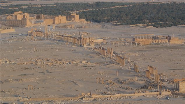 منظر عام لمعبد الإله بعل وللأعمدة الأثرية في تدمر في وسط سوريا.