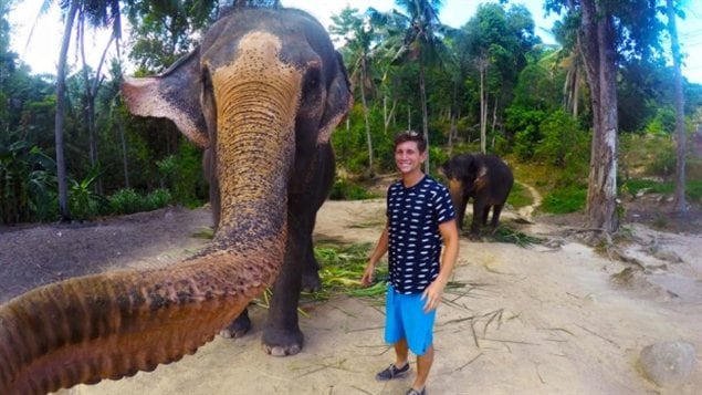 Christian Leblanc, 22 ans, en compagnie de l'éléphant photographe en Thaïlande.