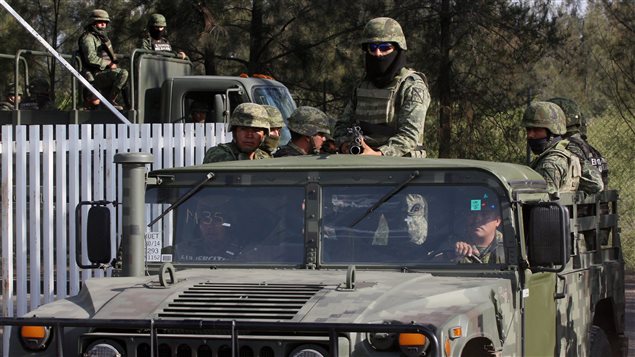 Des soldats mexicains sont stationnés devant le ranch où a eu lieu la fusillade entre des policiers et des trafiquants de drogue présumés.