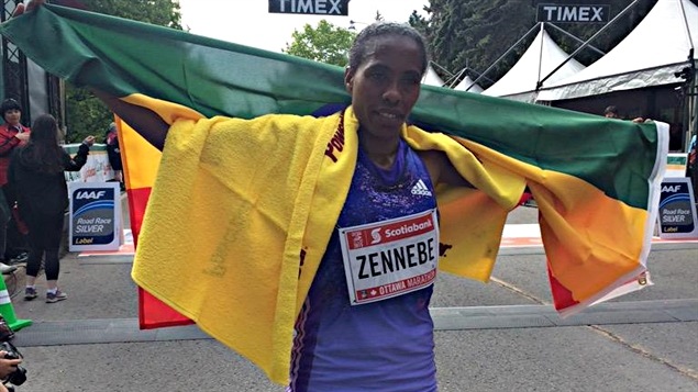 Aberu Zennebe est la première femme à avoir couru les 42 km de l'édition 2015 du marathon d'Ottawa.
