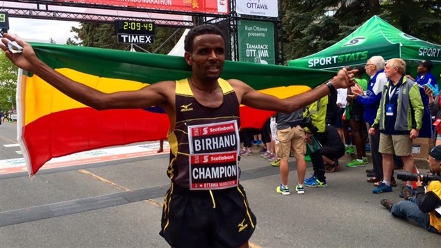 L'Éthiopien Girmay Birhanu remporte le marathon d'Ottawa. 