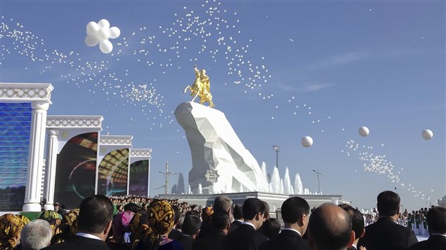 Estatua ecuestre enchapada en oro a la gloria del presidente en función Gurbangulí Berdimujamedov.