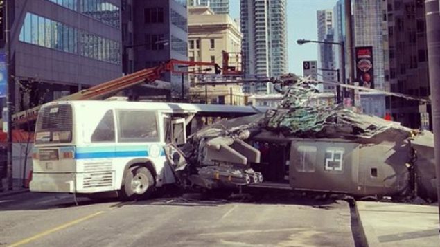Un écrasement d'hélicoptère mis en scène dans le cadre du tournage de Suicide Squad Un écrasement d'hélicoptère mis en scène dans le cadre du tournage de Suicide Squad