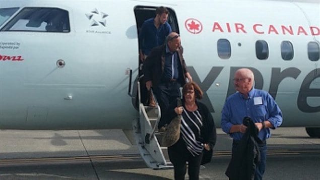 Les passagers en train de descendre de l'avion d'Air Canada qui a fait un atterrissage d'urgence à l'aéroport de Vancouver.