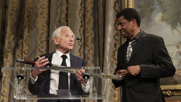 Jean d'Ormesson entrega la espada de los académicos a Dany Laferrière.