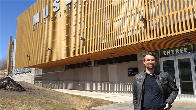 Jeannot Bourdages devant le Musée de la Gaspésie Jeannot Bourdages devant le Musée de la Gaspésie