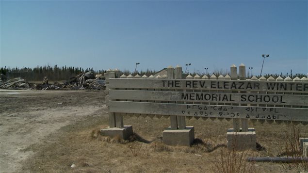 Plus de 100 élèves de la seule école de la communauté de la Première Nation de Wapekeka avaient assisté impuissants à l'incendie qui avait complètement détruit leur lieu d'apprentissage