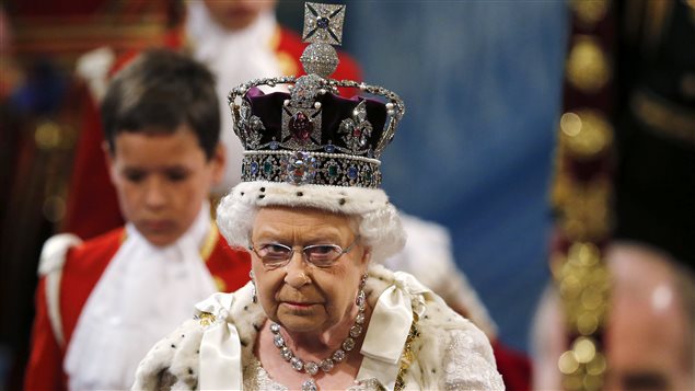 La reine Élisabeth, se dirigeant vers le trône pour son discours.