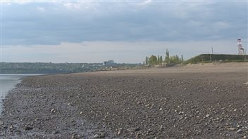 La plage disparaît peu à peu à cause de l'érosion.