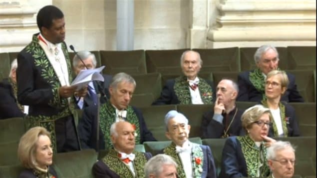 El escritor quebequense de origen haitiano, leyendo su homenaje a Hector Bianciotti durante la ceremonia en la que fue entronizado en la Academia Francesa.