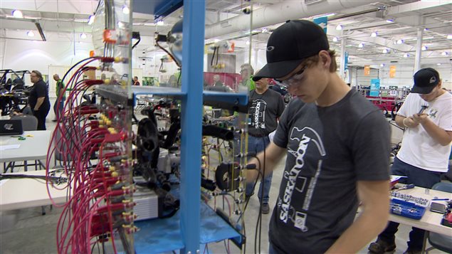 Des jeunes s'affrontent dans une épreuve d'électricité lors des 21es Olympiades canadiennes des métiers et des technologies, à Saskatoon.