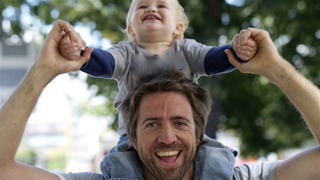 Un homme dans la trentaine avec son fils Un homme dans la trentaine avec son fils