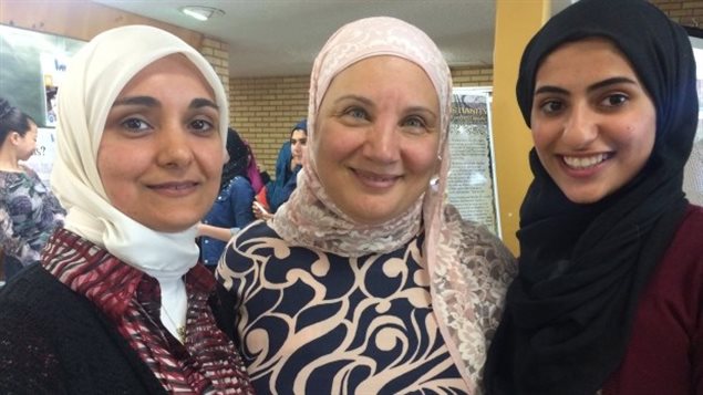 ناشطات في المركز الاسلامي في سسكتون وبدت في الوسط السيّدة حنان البردوع