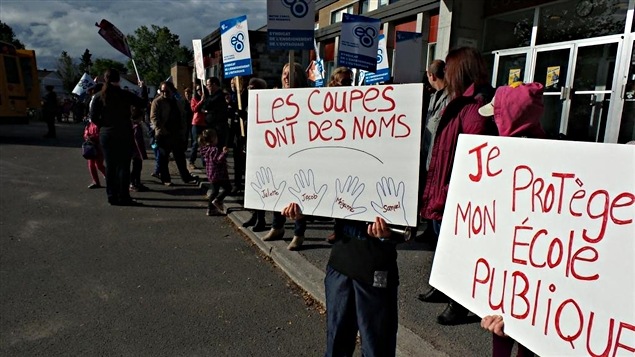 À l'école St-Michel de Buckingham, une trentaine de parents, professeur et enfants manifestent en soutien aux écoles publiques.