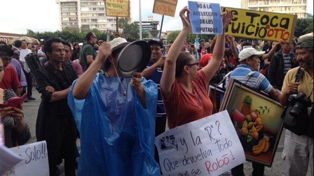 Los guatemaltecos manifiestan contra la corrupción y por la renuncia del presidente Otto Perez.