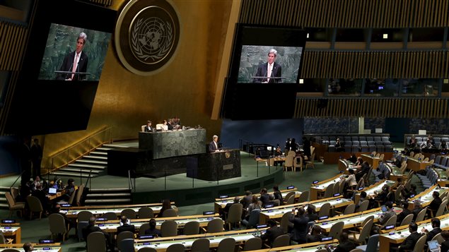وزير الخارجيّة الأميركي جون كيري خلال افتتاح مؤتمر مراجعة معاهدة الحدّ من انتشار الأسلحة النوويّة في نيويورك في 27-04-2015