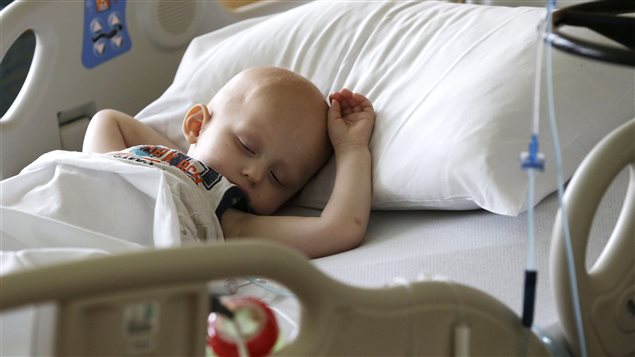 Landon Kimich, 2 ans, dort après avoir reçu un traitement de chimiothérapie au Houston's M.D. Anderson Cancer Center, au Texas. 