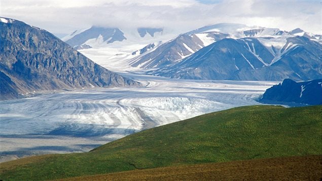Glacier sur l’île Bylot, située à l’extrémité sud-ouest de l'île de Baffin Glacier sur l’île Bylot, située à l’extrémité sud-ouest de l'île de Baffin