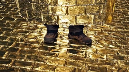 A team of ten took only a short time to put together a jiigsaw-puzzle-like faux-metal cobblestone effect surface. It was a marketing stunt to promote the gold makeover of a mobile phone