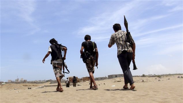 مقاتلون من "المقاومة الشعبية الجنوبية" يتوجهون اليوم إلى خطوط القتال ضد المقاتلين الحوثيين في حي الممدارة في عدن 