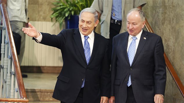 وزير الخارجية الكندي روب نيكولسون (إلى اليمين) ورئيس الحكومة الإسرائيلية بنيامين نتنياهو في القدس اليوم
