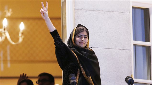 Malala Yousafzai, au balcon du Grand Hotel d’Oslo, le jour où elle a reçu le Prix Nobel de la Paix.