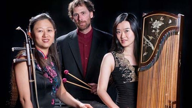 Lan Tung (Taiwan/Canada) on the erhu/Chinese violin, Yu-Chen Wang (Taiwan/US) on the zheng/Chinese zither, and Jonathan Bernard (Canada) on percussion. 