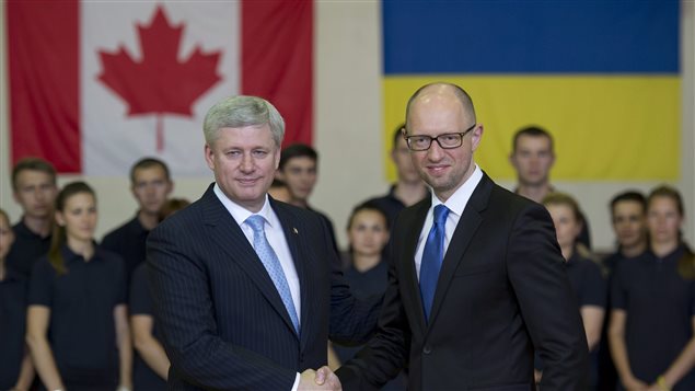  Les premiers ministres Harper et Porochenko réunis à Kiev le 6 juin dernier, alors que Stephen Harper avait promis d'envoyer des négociateurs pour conclure un accord « dès que possible. »