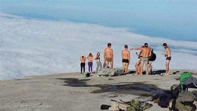 Une photo publiée dans un commentaire sur la page Facebook du Mont Kinabalu semble montrer les 10 touristes qui se sont dénudés au sommet de cette montagne sacré de la Malaisie, le 30 mai 2015.