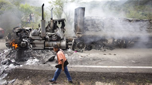 Camión incendiado en el Estado de Guerrero.