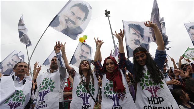 Independentistas kurdos con la imagen de su líder histórico Abdullah Öcalan.