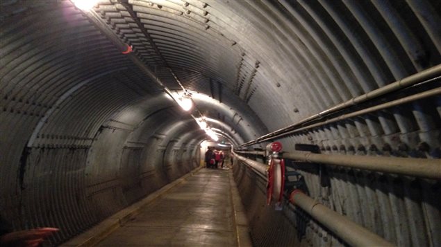 El largo túnel de acceso, que separaba al mundo exterior de la seguridad reinante en el búnker.