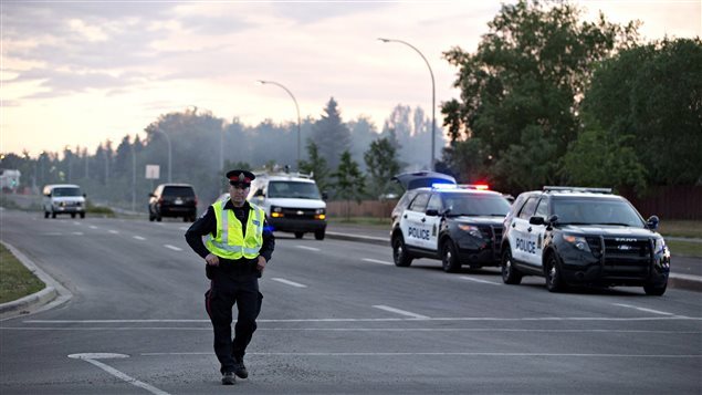 عناصر من شرطة ادمنتون انتشروا في مكان وقوع الحادثة