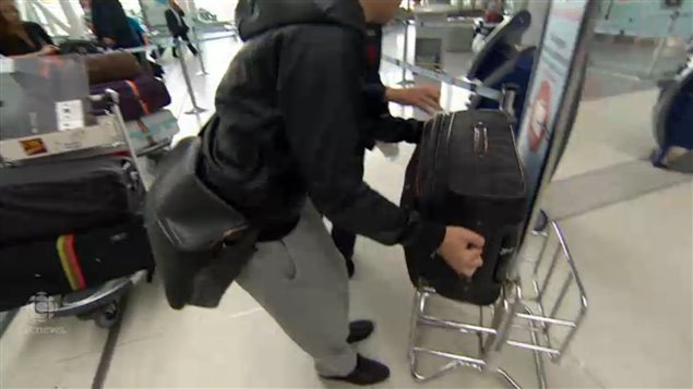 Airlines have strict limits on the size of luggage allowing into airplane cabins. An international association wants the size reduced.