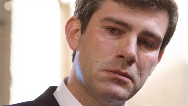 Don Iveson, alcalde de la ciudad de Edmonton, en lágrimas durante la conferencia de prensa sobre la muerte del agente Daniel Woodall
