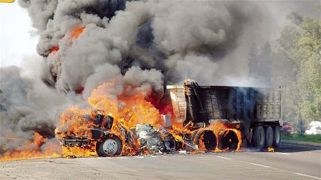 Un trailer incendiado el 1o de mayo pasado en una carretera cerca de Puerto Vallarta 