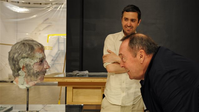 Michel Désautels nez-à-nez avec une drôle de créature du sculpteur David Altmejd, au MAC Michel Désautels nez-à-nez avec une drôle de créature du sculpteur David Altmejd, au MAC