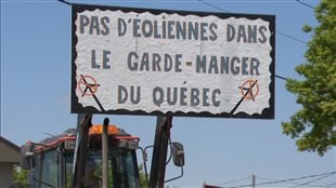 Manifestation contre un projet d'éoliennes à Saint-Cyprien-de-Napierville