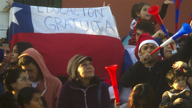 Des milliers d'étudiants ont de nouveau défilé dans les rues de la capitale chilienne Santiago, le 10 juin 2015, pour protester contre une réforme de l'éducation jugée insuffisante. Des milliers d'étudiants ont de nouveau défilé dans les rues de la capitale chilienne Santiago, le 10 juin 2015, pour protester contre une réforme de l'éducation jugée insuffisante.