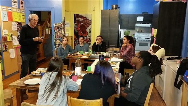 Michel Labrecque en grande discussion avec des jeunes de l’École Père-Marquette. Michel Labrecque en grande discussion avec des jeunes de l’École Père-Marquette.