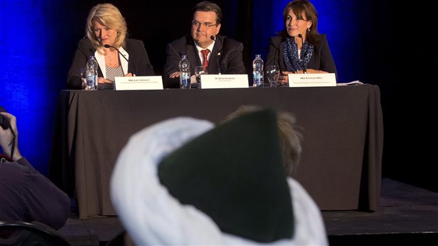 À l'avant-plan, un homme musulman assiste à la conférence de presse sur la prévention de la radicalisation donnée conjointement avec la ministre de l'Immigration, Kathleen Weil, et le maire de Montréal, Denis Coderre. À l'avant-plan, un homme musulman assiste à la conférence de presse sur la prévention de la radicalisation donnée conjointement avec la ministre de l'Immigration, Kathleen Weil, et le maire de Montréal, Denis Coderre.