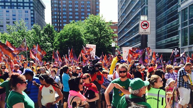Manifestation syndicale contre les mesures d'austérité du gouvernement Couillard devant le Palais des congrès à Montréal