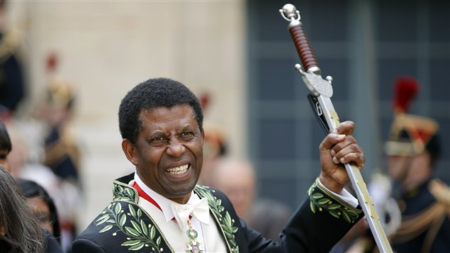 Dany Laferrière tenant son épée d’apparat avant la cérémonie d’intronisation à l’Académie française, en mai 2015