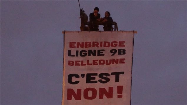 La banderole hissée dans l’est de Montréal