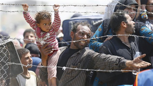 Des réfugiés syriens è la frontière turque