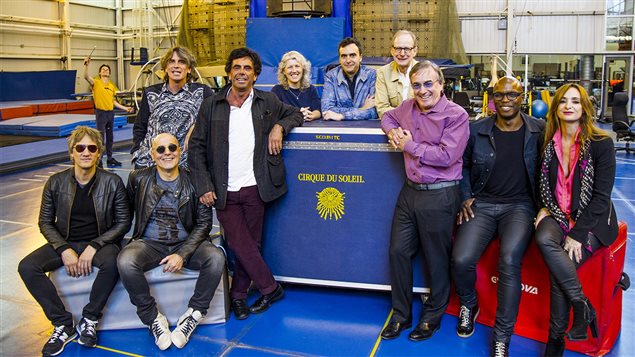 Charly Alberti y Zeta Bosio (sentados, con lentes) con integrantes de Cirque du Soleil.