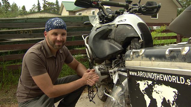 Bostjan Skrlj devant sa motocyclette