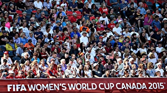Des spectateurs pendant la Coupe du monde de soccer féminin au Stade Lansdowne à Ottawa