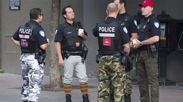 Les policiers de Montréal portent des vêtements de camouflage en guise de moyen de pression. Les policiers de Montréal portent des vêtements de camouflage en guise de moyen de pression.