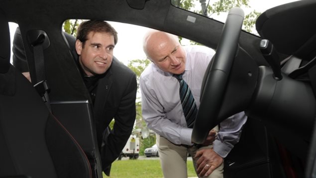 JB Straubel de Tesla (à gauche) a signé une entente avec le Dr. Jeff Dahn de l'Université Dalhousie.